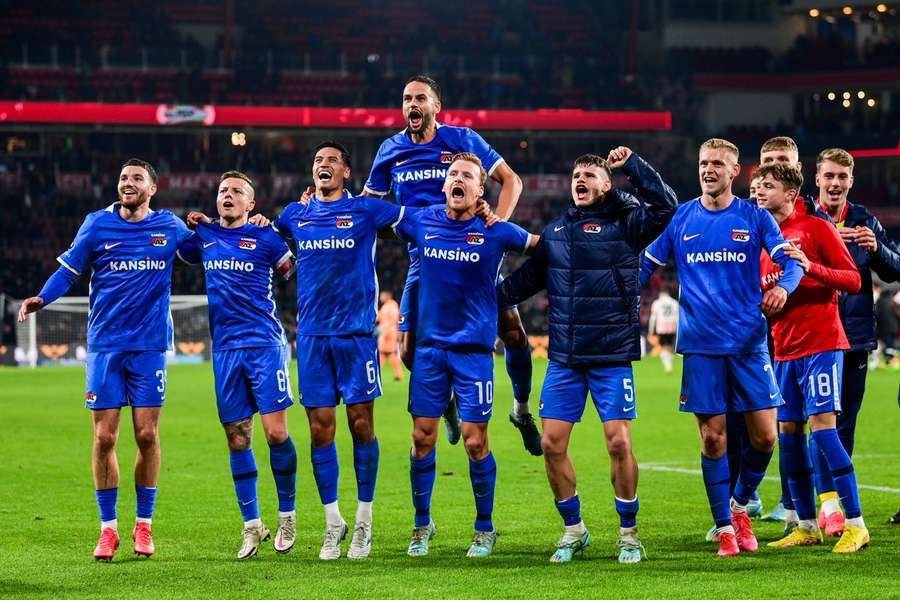 De spelers van AZ vieren na de wedstrijd de overwinning met de meegereisde supporters