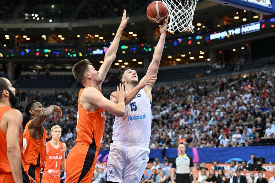 Martin Peterka to proti Nizozemcům zkoušel i za dva body, většina jeho pokusů ale mířila zpoza perimetru.
