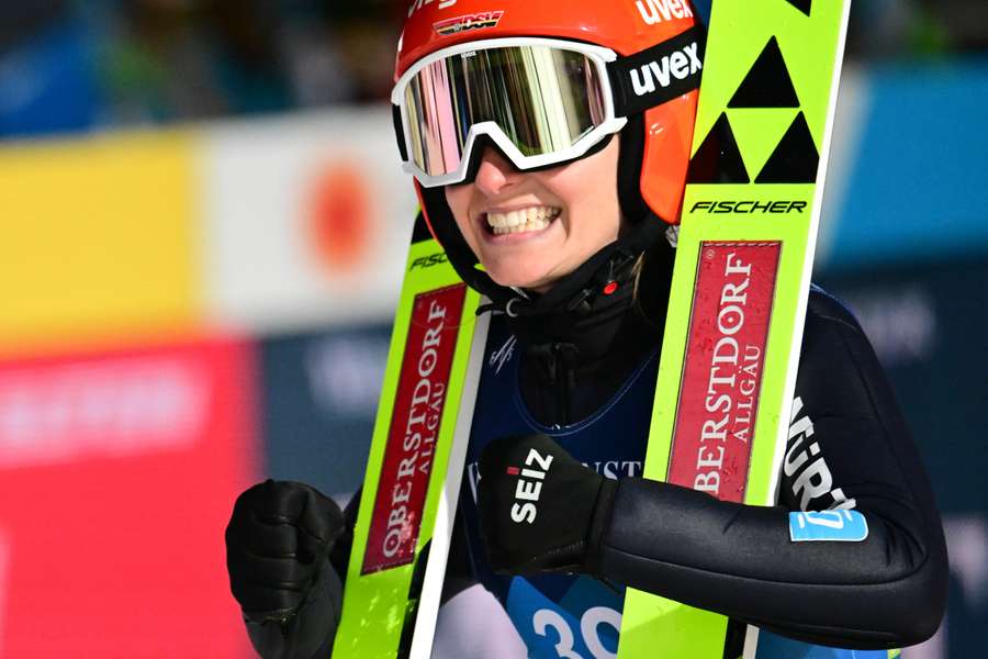 Katharina Althaus bejubelt den WM-Sieg auf der Normalschanze in Planica.