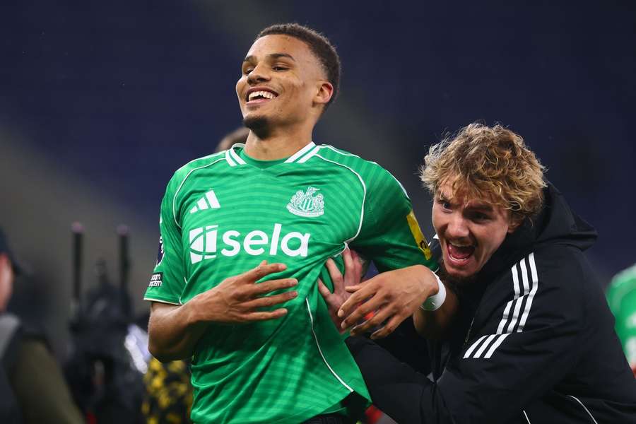 Malik Thiaw (l.) und Nick Woltemade (r.) beim Feiern.