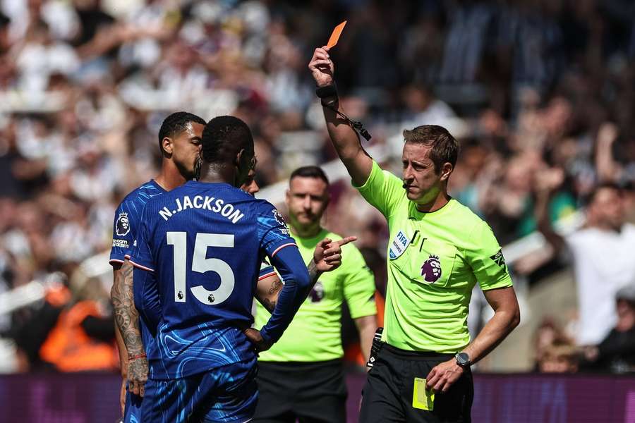 Jackson videl červenú kartu. Jackson videl červenú kartu.