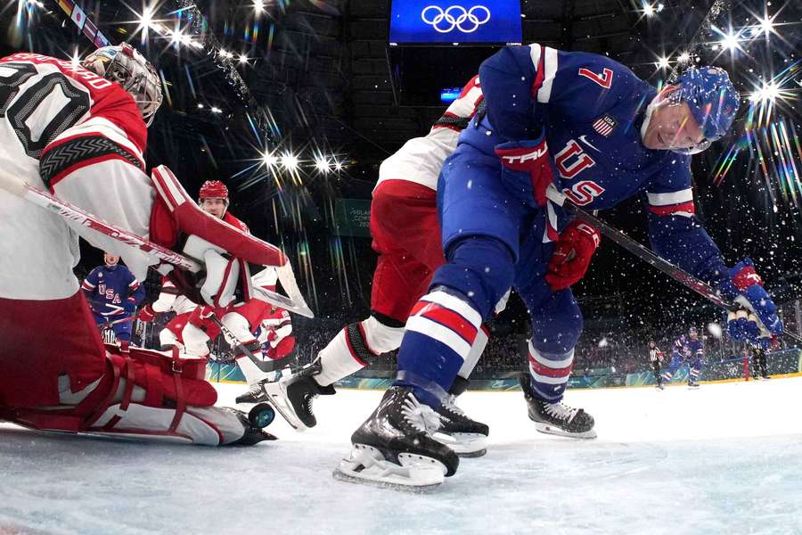 Brady Tkachuk bojuje o puk v předbrankovém prostoru.