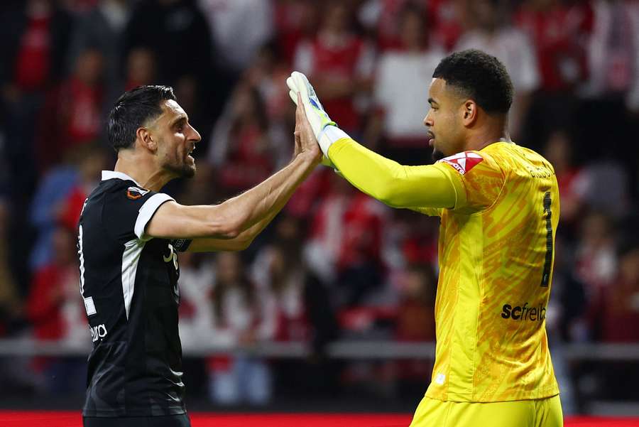 Noah Atubolu (r.) feiert seinen parierten Elfmeter gegen Sporting Braga.
