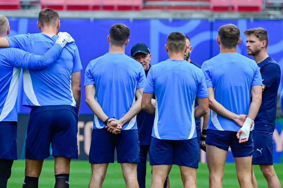 Ivan Hasek, selecionador checo, no treino da equipa