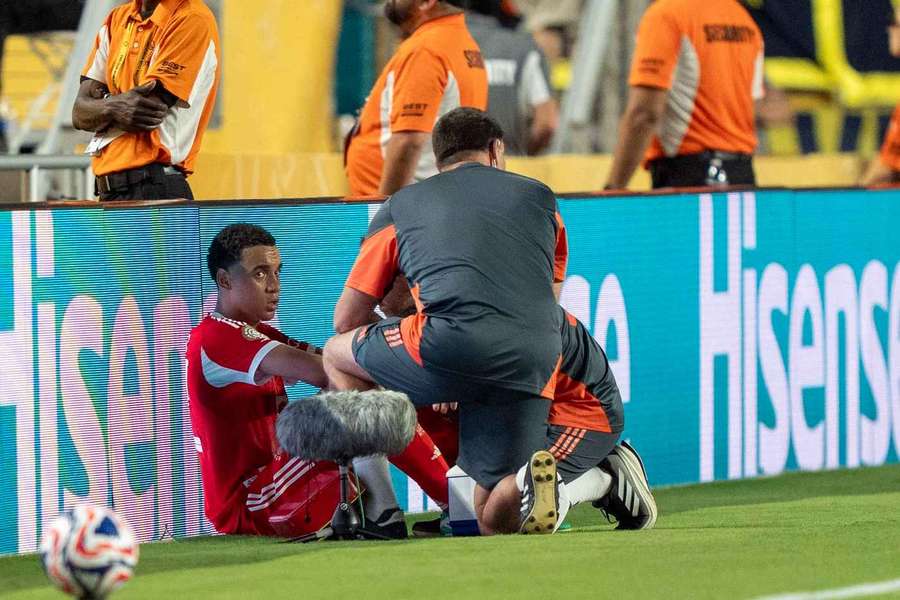 Musiala saiu lesionado do jogo com o Boca Juniors