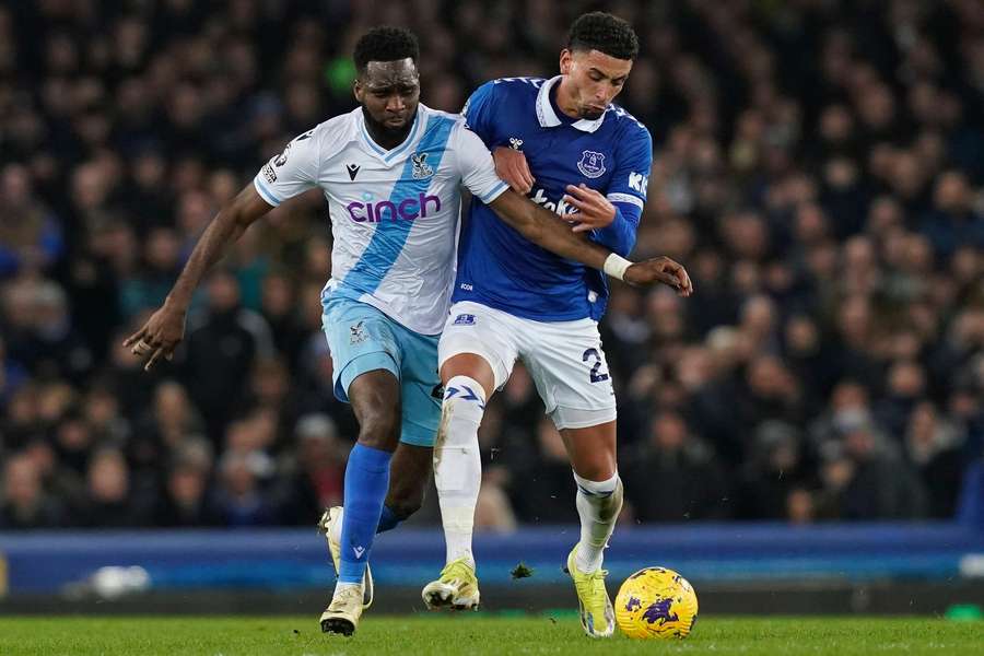 Odsonne Edouard a Ben Godfrey v utkání 25. kola Premier League mezi Evertonem a Crystal Palace.
