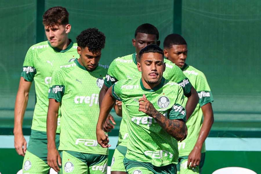 Atletas Sub-20 do Palmeiras treinando para o início da Copa São Paulo