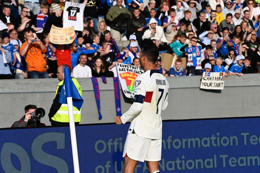 Cristiano Ronaldo célèbre le but de la victoire en Islande