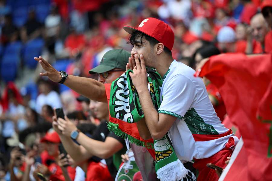 Adepto de Marrocos no jogo contra a Noruega