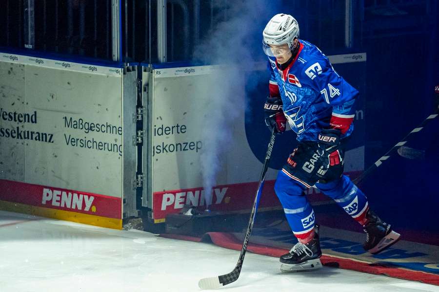 Justin Schütz beim Weg auf dem Eis.