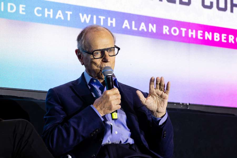 Alan Rothenberg durante un evento. Alan Rothenberg durante un evento.