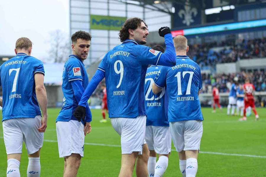 Fraser Hornby (M.) hat das erste Tor für Darmsatdt erzielt