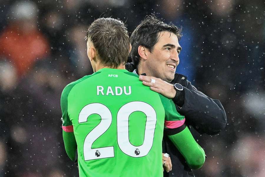 Ionuț Radu, felicitat de Andoni Iraola după victoria cu Burnley