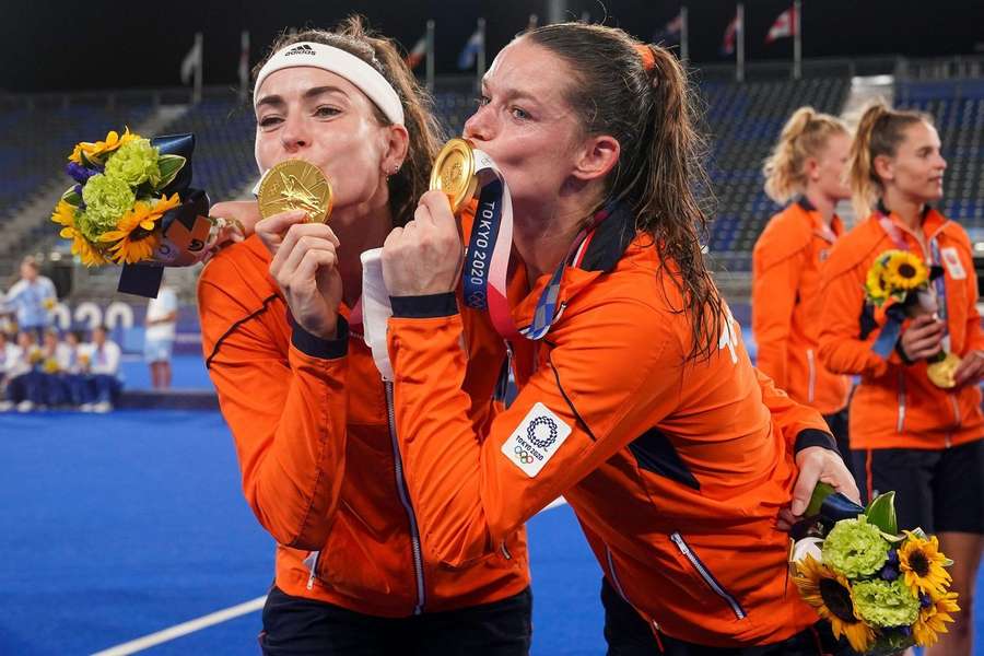 Lidewij Welten (r.) en Eva de Goede na het winnen van de Olympische Spelen in 2021