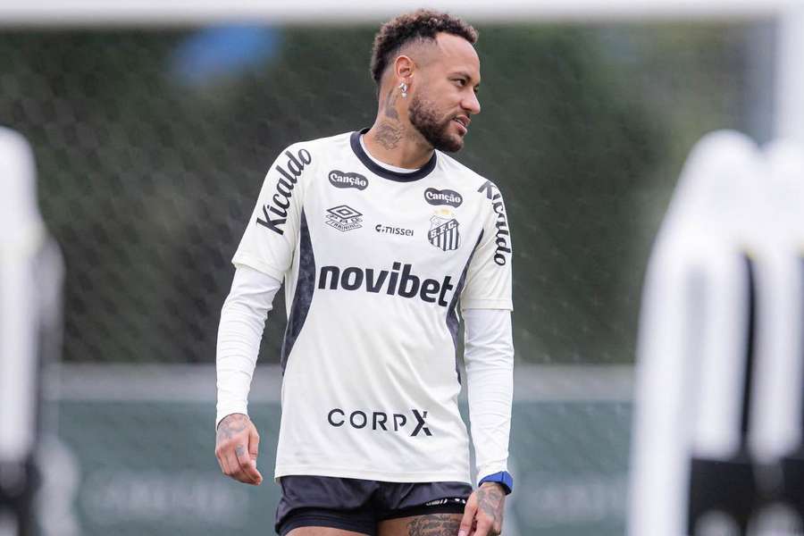Santos, de Neymar (foto), quer voltar a vencer no Brasileirão para se afastar da zona do rebaixamento Santos, de Neymar (foto), quer voltar a vencer no Brasileirão para se afastar da zona do rebaixamento