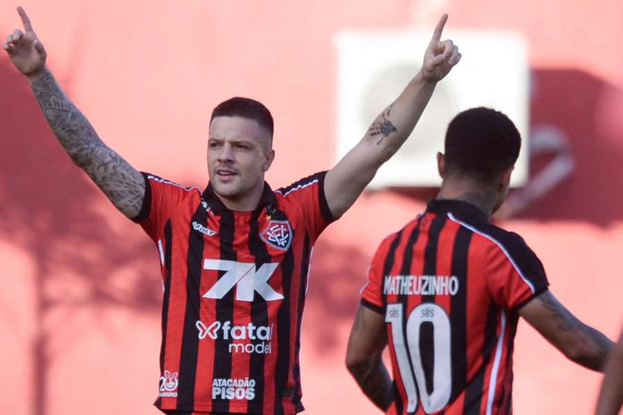 Renato Kayzer fez um golaço no triunfo do Vitória