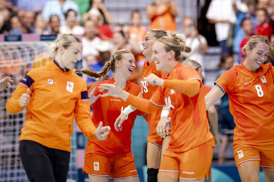 Na een overwinning gaan ook de oranje handbalvrouwen van links naar rechts