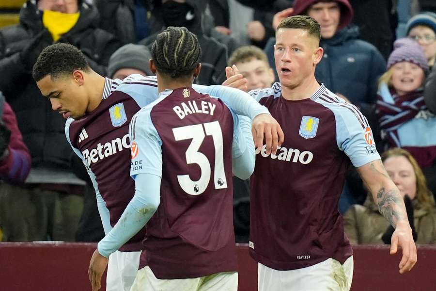 Ross Barkley, del Aston Villa, celebra el primer gol de su equipo. 