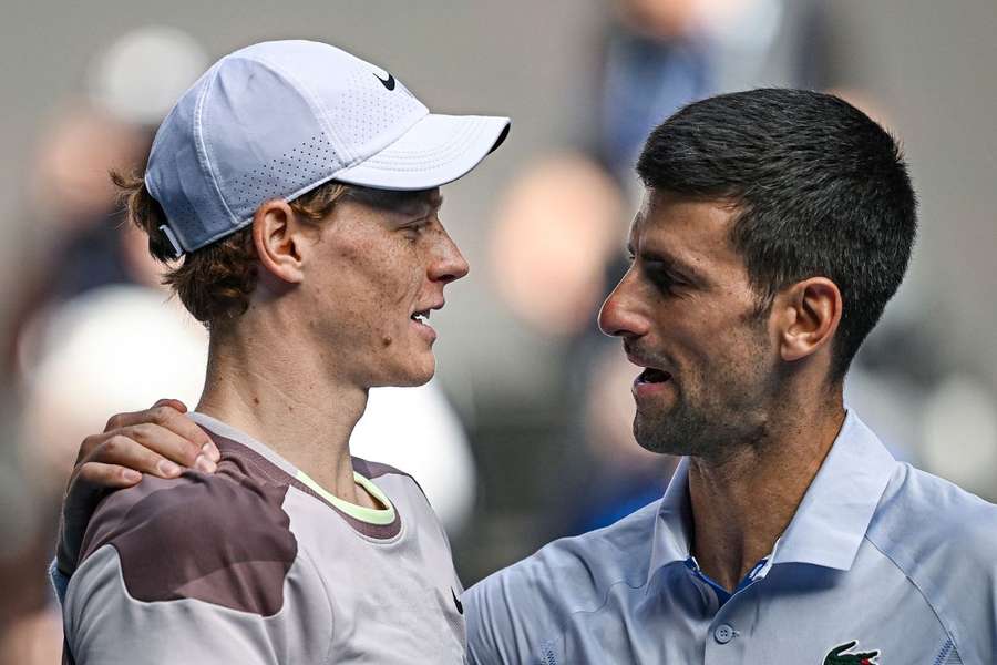 Jannik Sinner i Novak Djokovic po zakończonym meczu