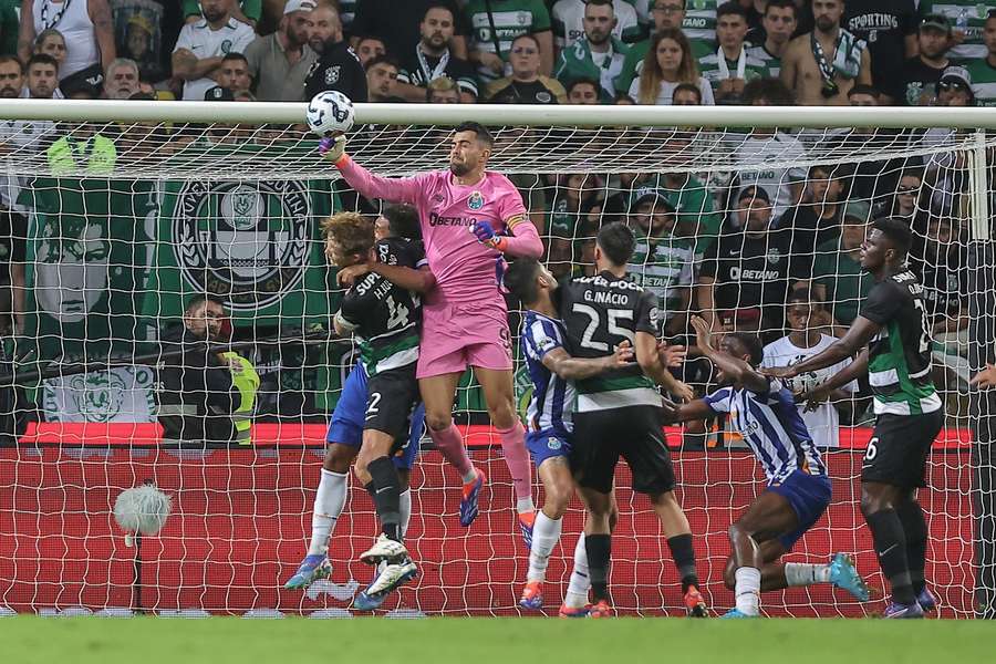 Diogo Costa em ação no jogo com o Sporting