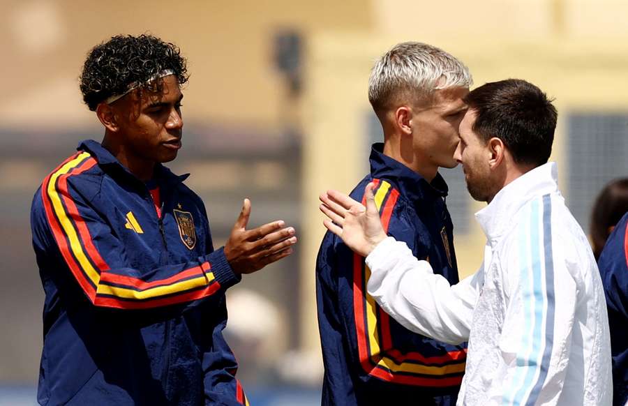 Il saluto tra Lamine Yamal e Messi Il saluto tra Lamine Yamal e Messi