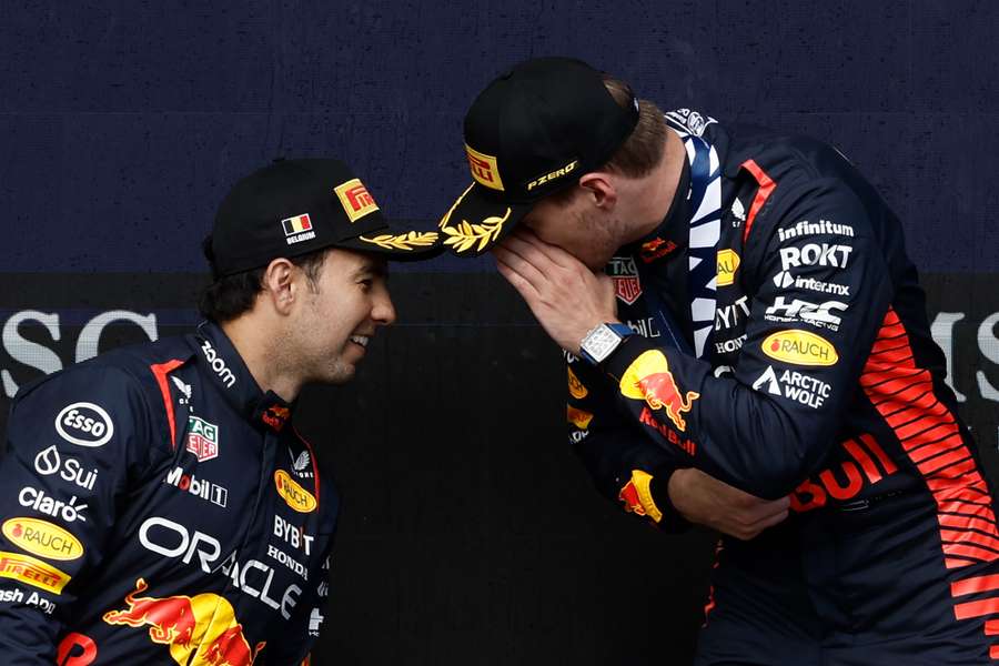 Câștigătorul Max Verstappen de la Red Bull (dreapta) vorbește cu Sergio Perez, clasat pe locul doi, pe podium