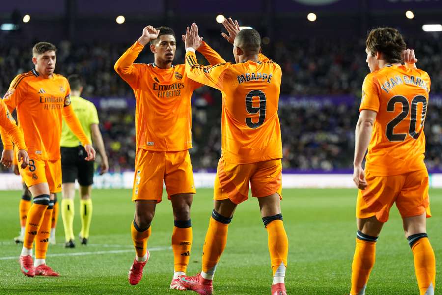 Mbappé y Bellingham celebran el primer gol del Real Madrid