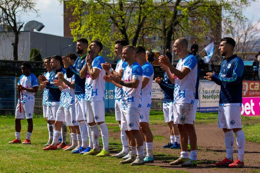 Jucătorii lui Corvinul Hunedoara salută suporterii