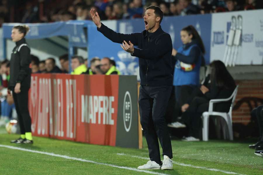 Xabi Alonso da órdenes en Talavera Xabi Alonso da órdenes en Talavera