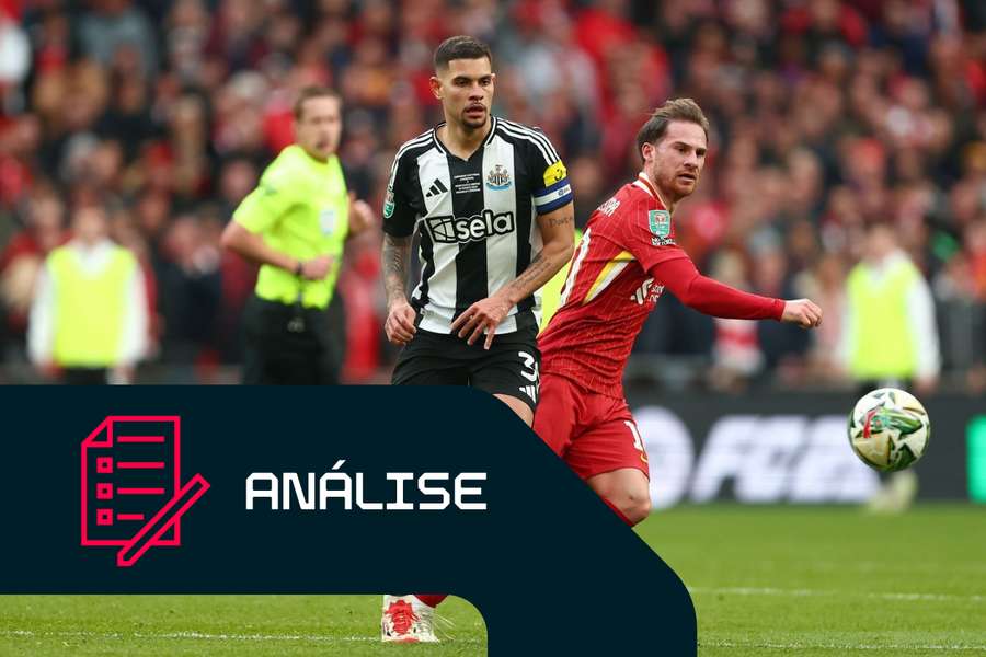 Alexis Mac Allister, do Liverpool, e Bruno Guimarães, do Newcastle, disputam a bola