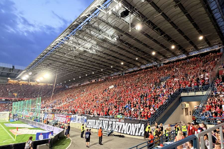 Widoczna na zdjęciu flaga "Chuligani z Reymonta" wisiała na stadionie do ostatniego meczu, teraz łamie regulamin Widoczna na zdjęciu flaga "Chuligani z Reymonta" wisiała na stadionie do ostatniego meczu, teraz łamie regulamin
