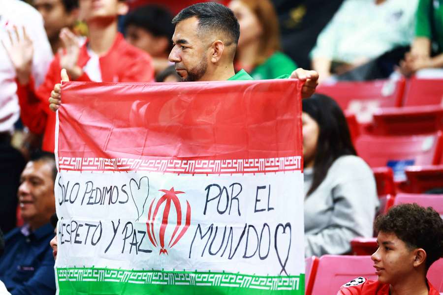 Torcedor com a bandeira iraniana em jogo da repescagem da Copa, em Guadalajara