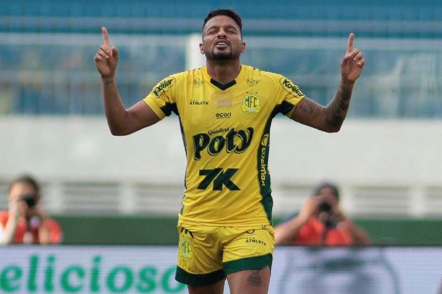 Reinaldo celebra gol marcado sobre o Juventude