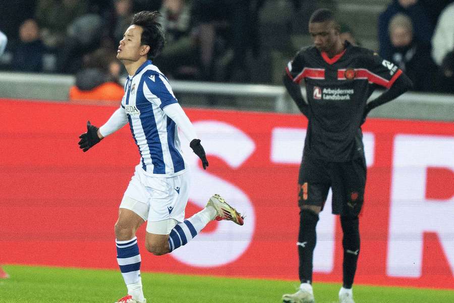 Take Kubo celebra su golazo en Dinamarca