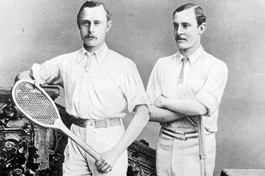 William (derecha) y su hermano Ernest Renshaw.