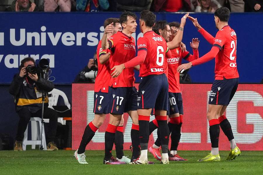 Los jugadores de Osasuna celebran uno de los dos goles de Budimir