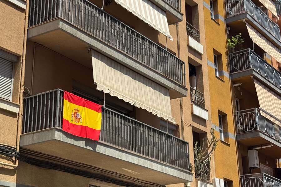 Un drapeau espagnol accroché sur un balcon d'un appartement à Rocafonda Un drapeau espagnol accroché sur un balcon d'un appartement à Rocafonda