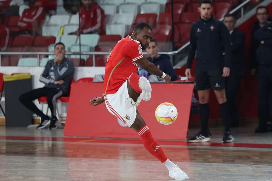 Arhur assinou um hat trick no triunfo do Benfica nos Açores