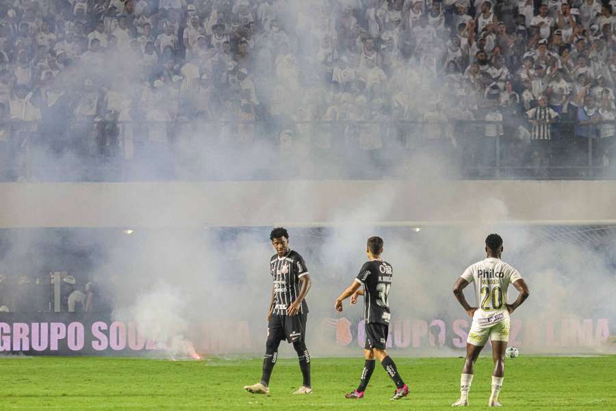 Cenas lamentáveis no fim do segundo tempo