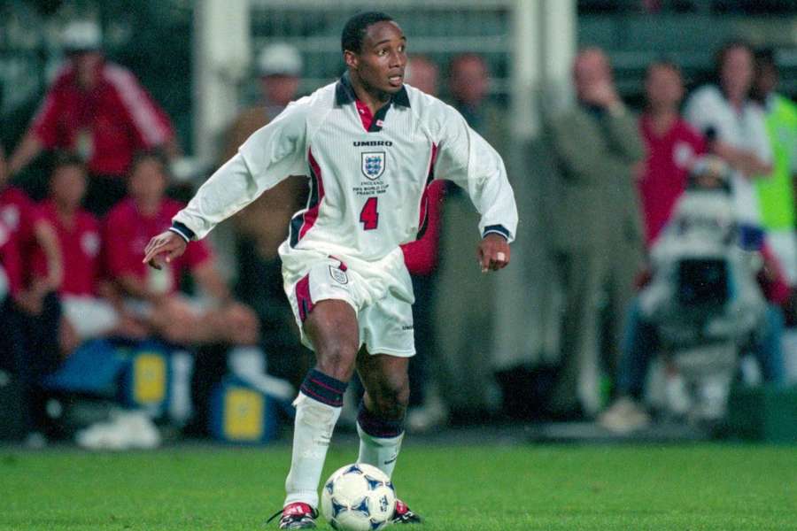 Zdjęcie archiwalne, Mistrzostwa Świata 1998 we Francji faza pucharowa Argentyna - Anglia 4:3 w rzutach karnych Paul Ince w akcji indywidualnej Zdjęcie archiwalne, Mistrzostwa Świata 1998 we Francji faza pucharowa Argentyna - Anglia 4:3 w rzutach karnych Paul Ince w akcji indywidualnej