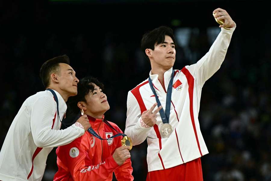 Boheng (prata), Shinnosuke Oka (ouro) e Xiao Ruoteng (bronze) tiram uma selfie