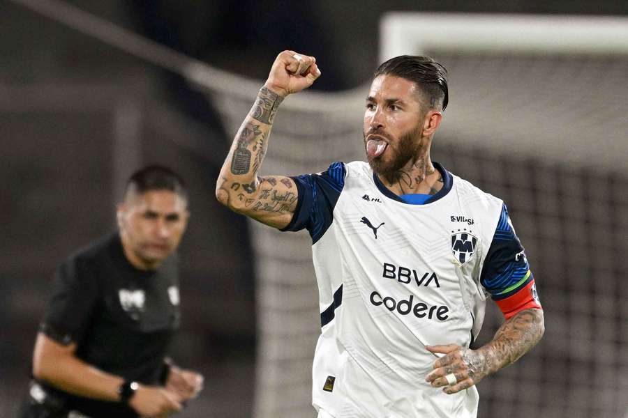 Sergio Ramos ve portería frente a Cruz Azul.