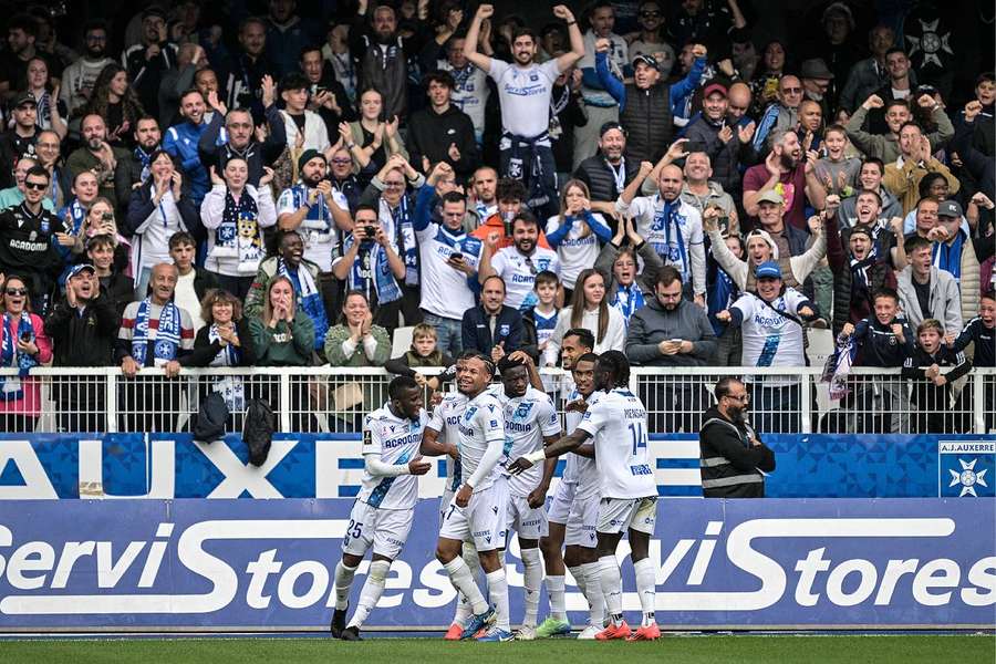 El Auxerre neutralizó al Reims en el Abbé-Deschamps 