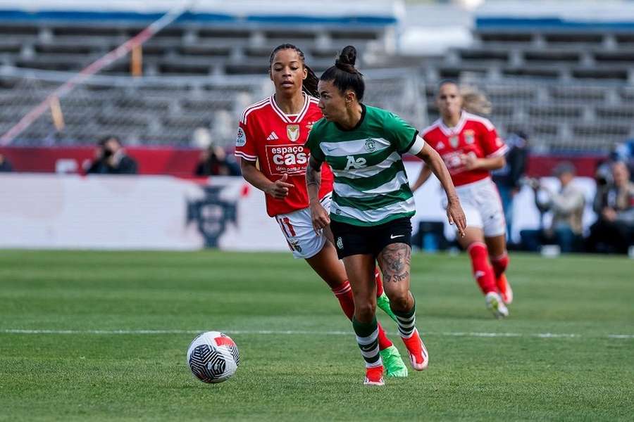 Ana Borges protege a bola perante Jéssica Silva