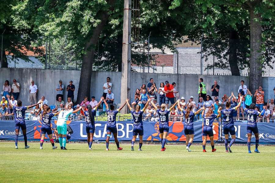 Famalicão continua no escalão principal do futebol feminino