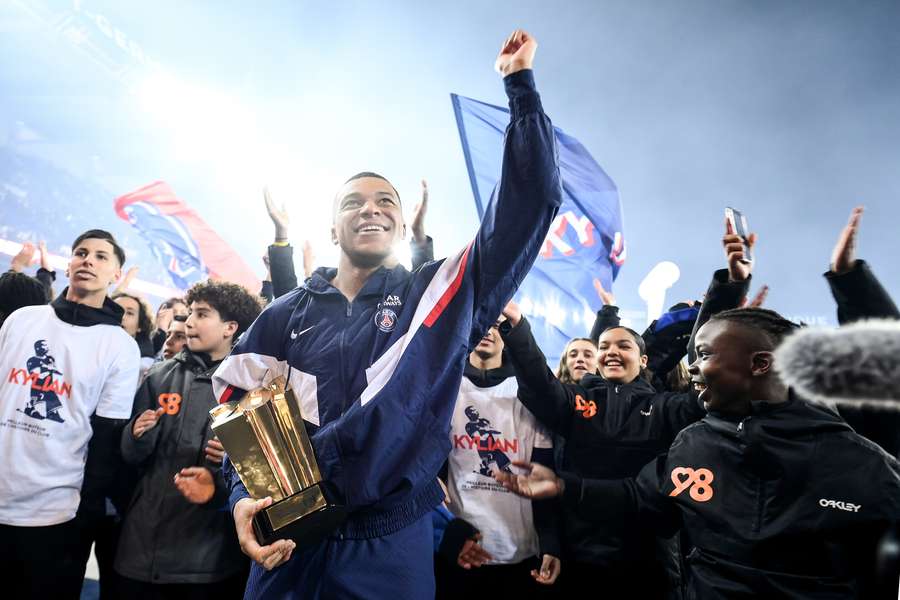 Kylian Mbappé a reçu un trophée de la part du PSG