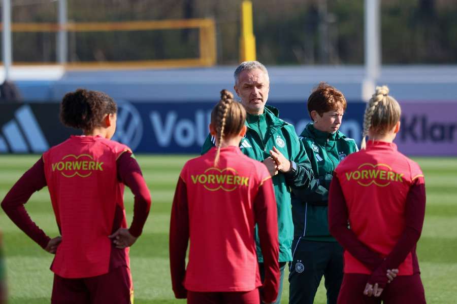 Bundestrainer Wück (M.) bei einer Ansprache an seine Mannschaft