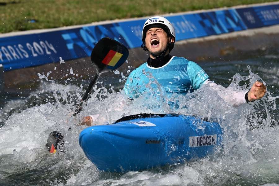 Noah Hegge bejubelt seine Bronzemedaille im Olympischen Kajak-Cross.