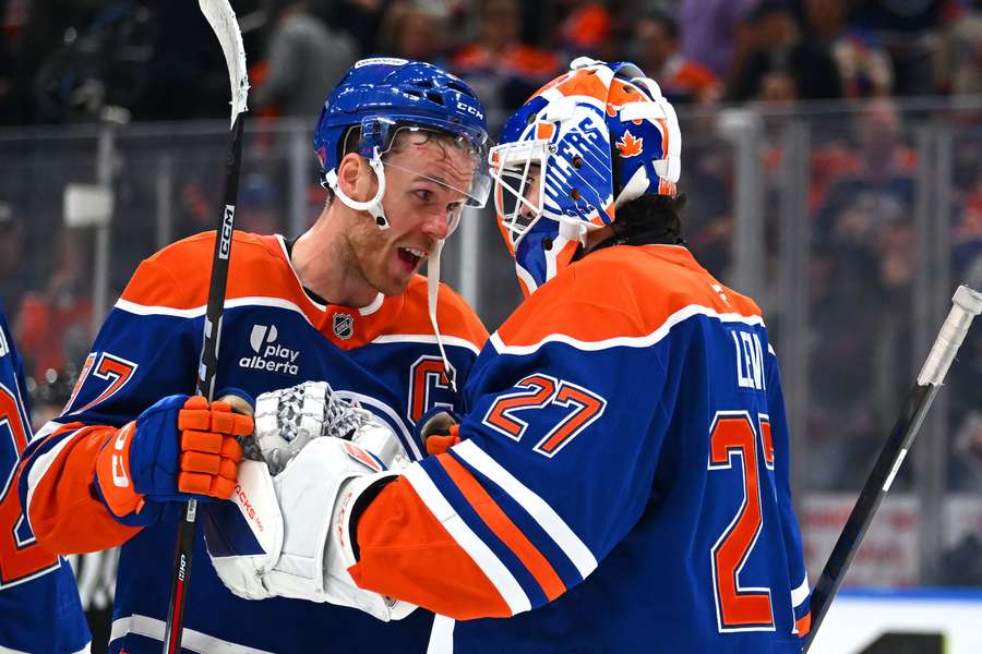 Oilers pokonali Hurricanes po karnych. WIelki mecz McDavida i Draisaitla Oilers pokonali Hurricanes po karnych. WIelki mecz McDavida i Draisaitla