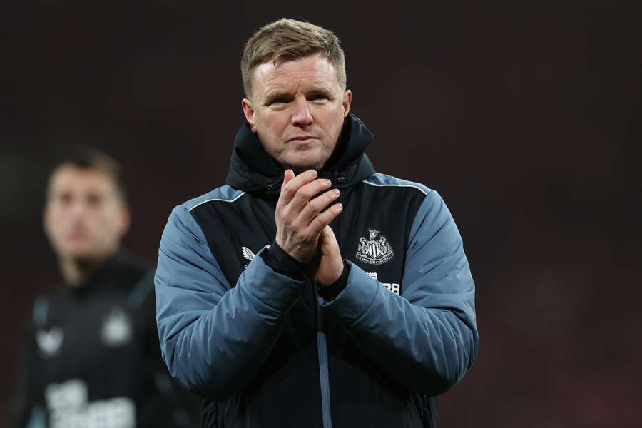 Newcastle United's English head coach Eddie Howe applauds supporters on the pitch after the English League Cup final